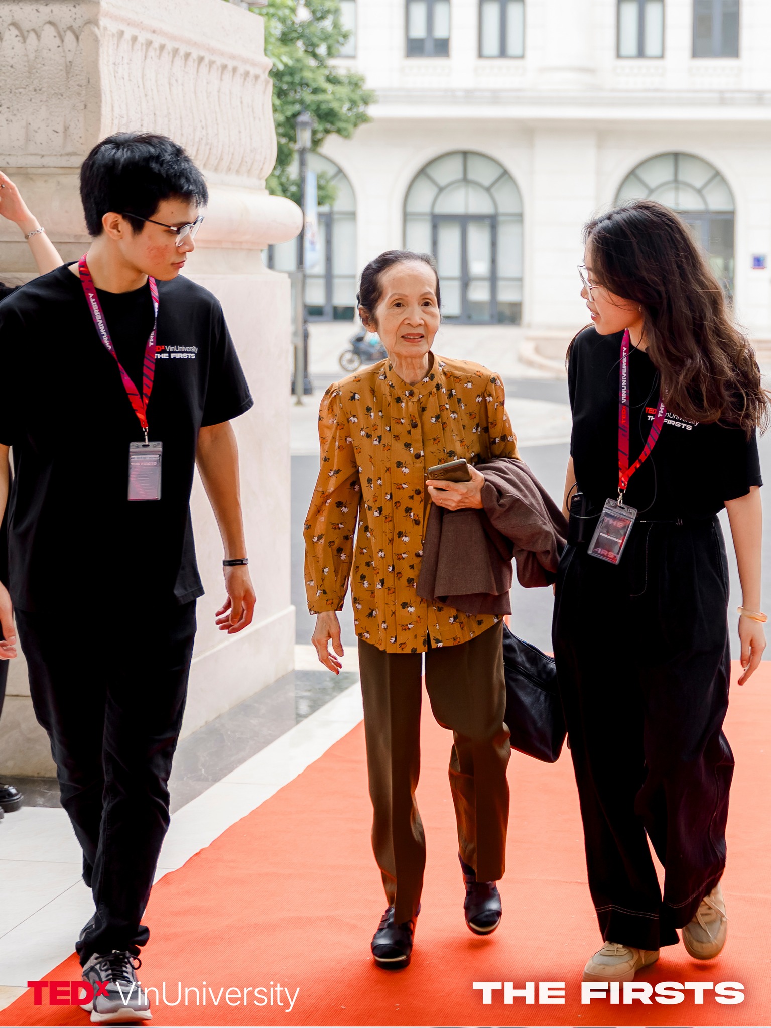 Dam Viet Thanh escorting Madam Pham Chi Lan at TEDx VinUniversity.