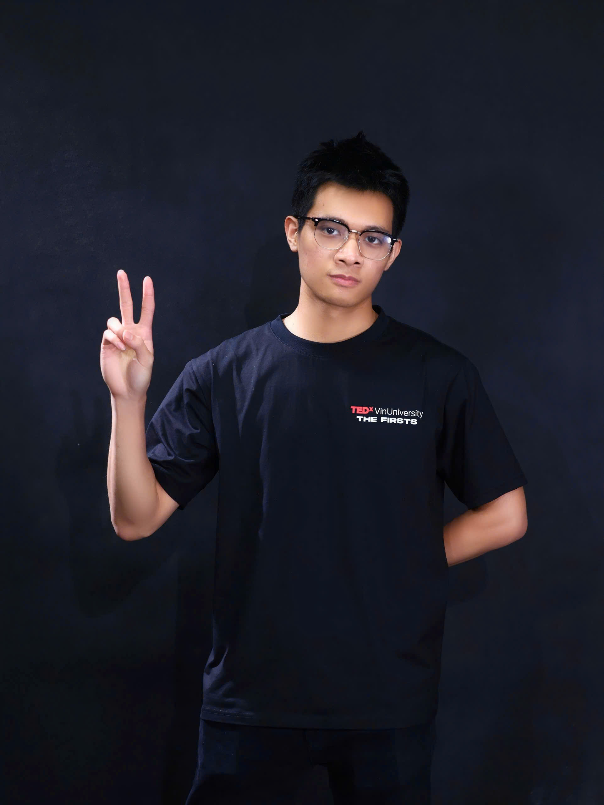 Portrait of Dam Viet Thanh in front of a dark background.